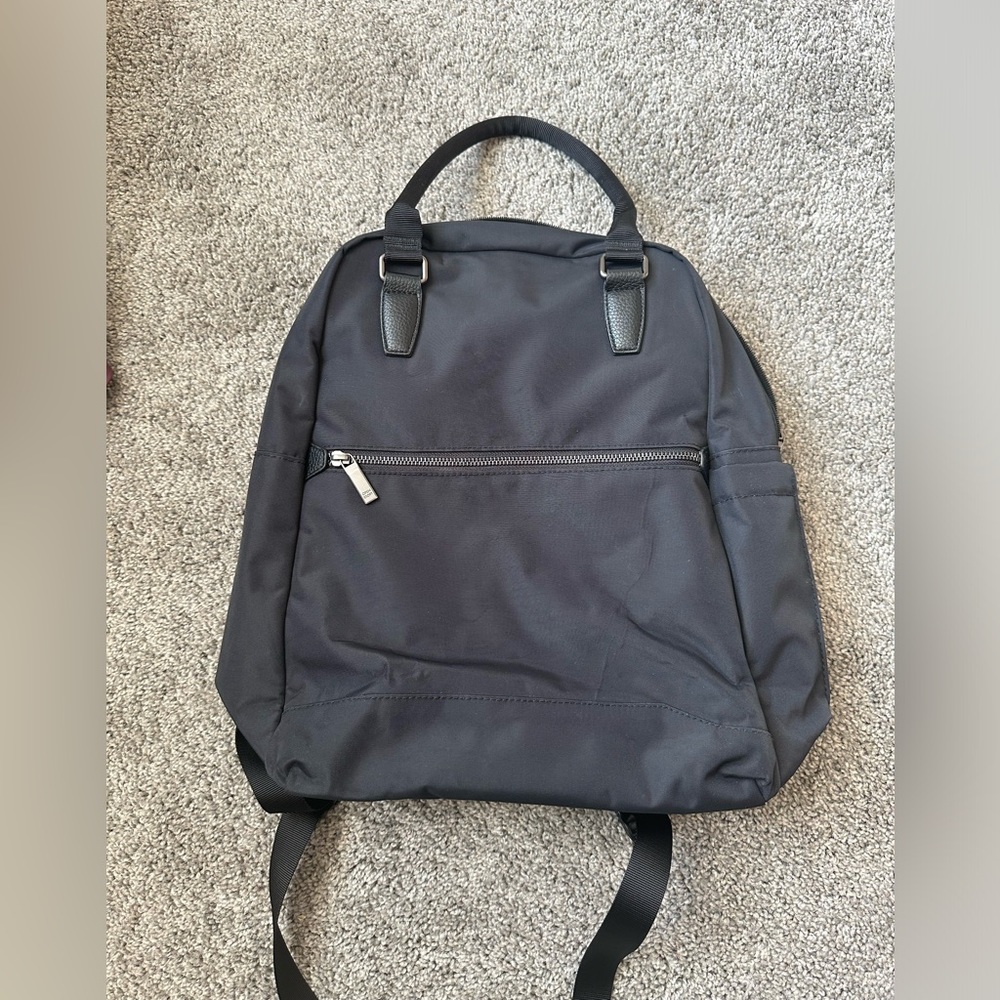 Signature Commuter Backpack - Open
Story™